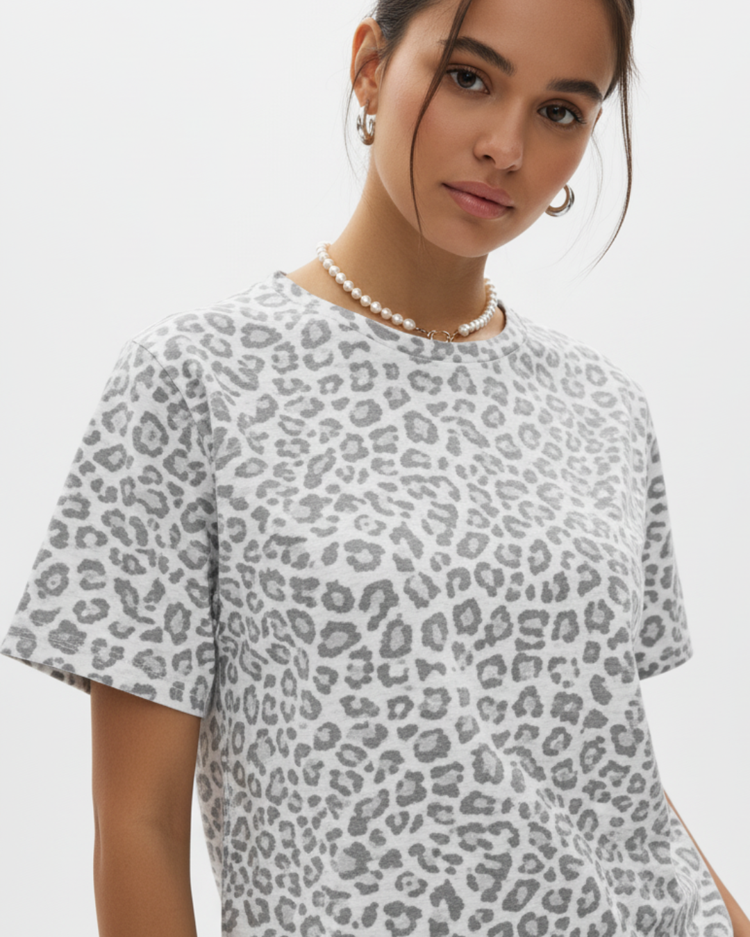 Damespyjamaset met luipaardprint – Top met korte mouwen en lange broek, verkrijgbaar in grijs of roze.