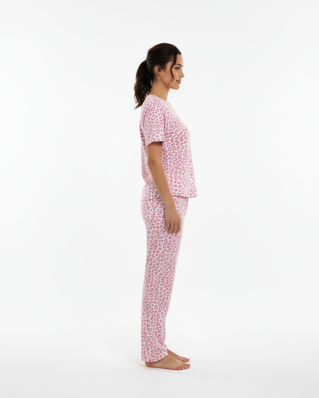 Damespyjamaset met luipaardprint – Top met korte mouwen en lange broek, verkrijgbaar in grijs of roze.