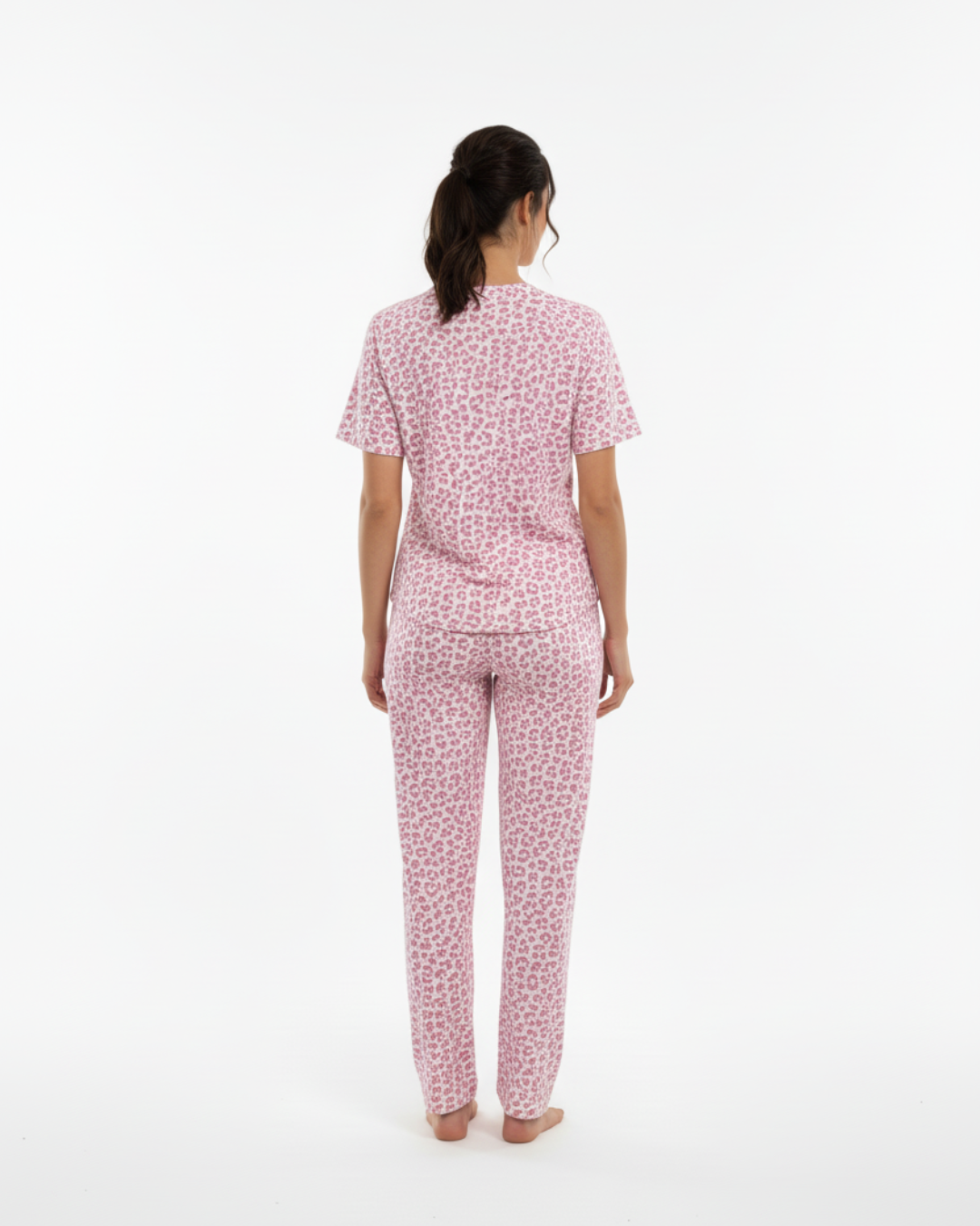 Damespyjamaset met luipaardprint – Top met korte mouwen en lange broek, verkrijgbaar in grijs of roze.
