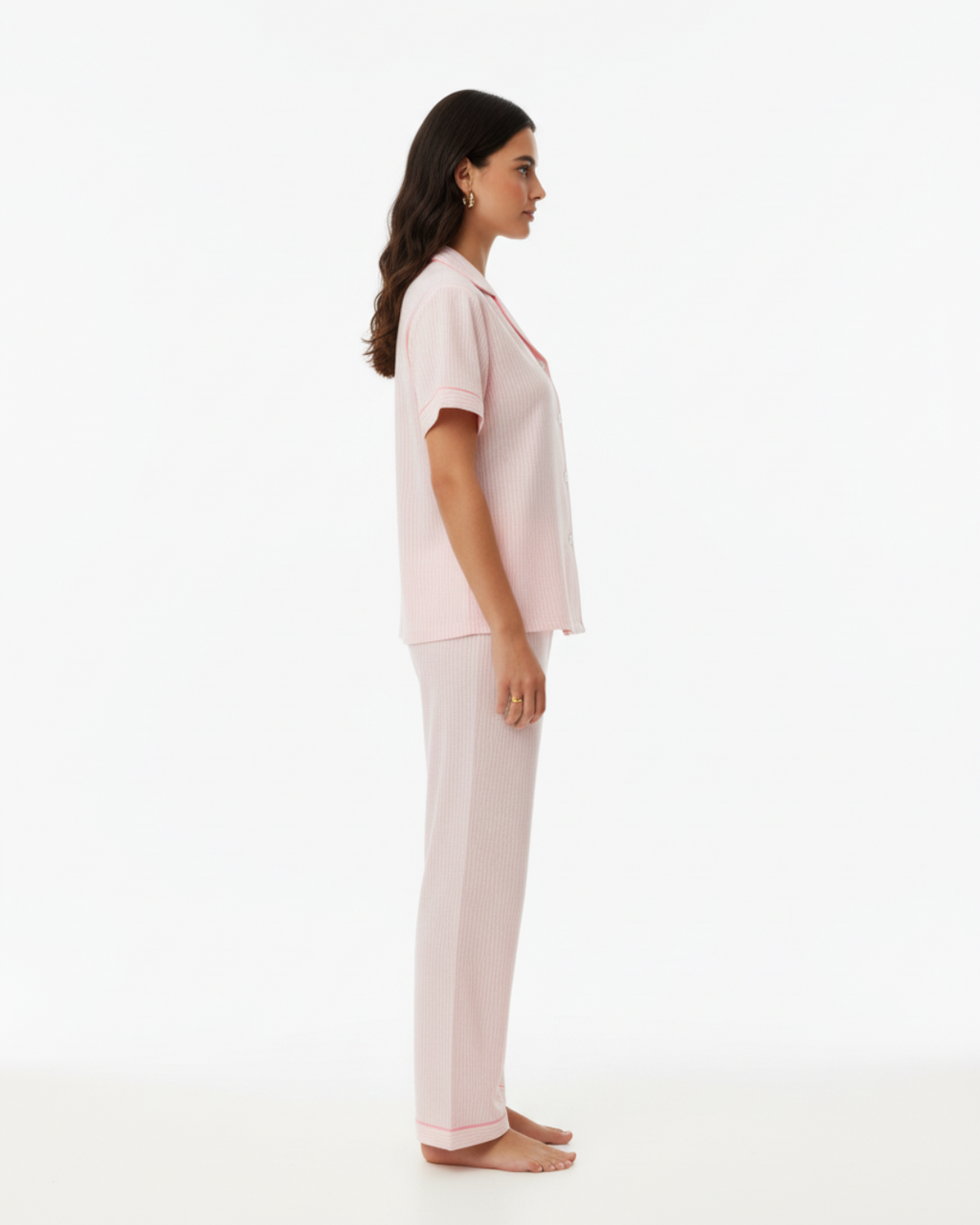 Roze gestreepte pyjamaset voor dames – top met korte mouwen en knoopsluiting en lange broek