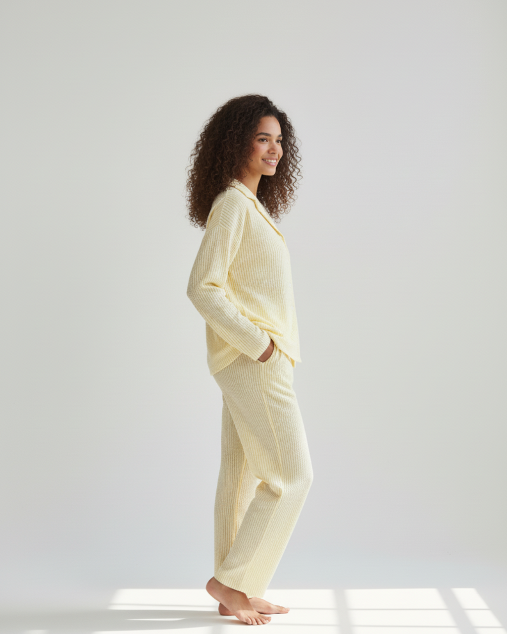 Geel gestreepte lange pyjamaset – overhemd met knoopjes en comfortabele broek