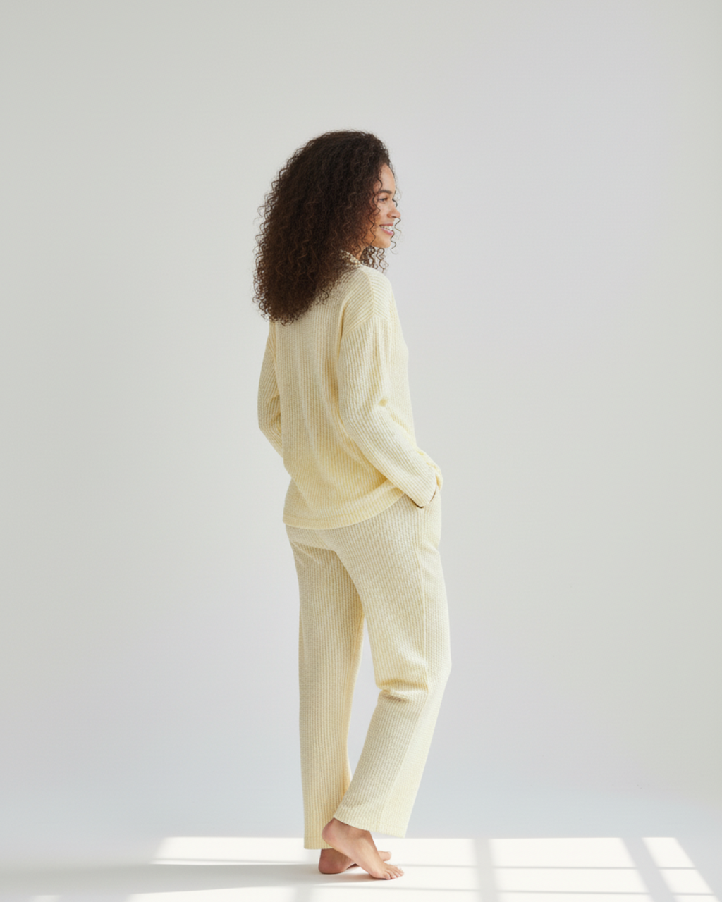 Geel gestreepte lange pyjamaset – overhemd met knoopjes en comfortabele broek