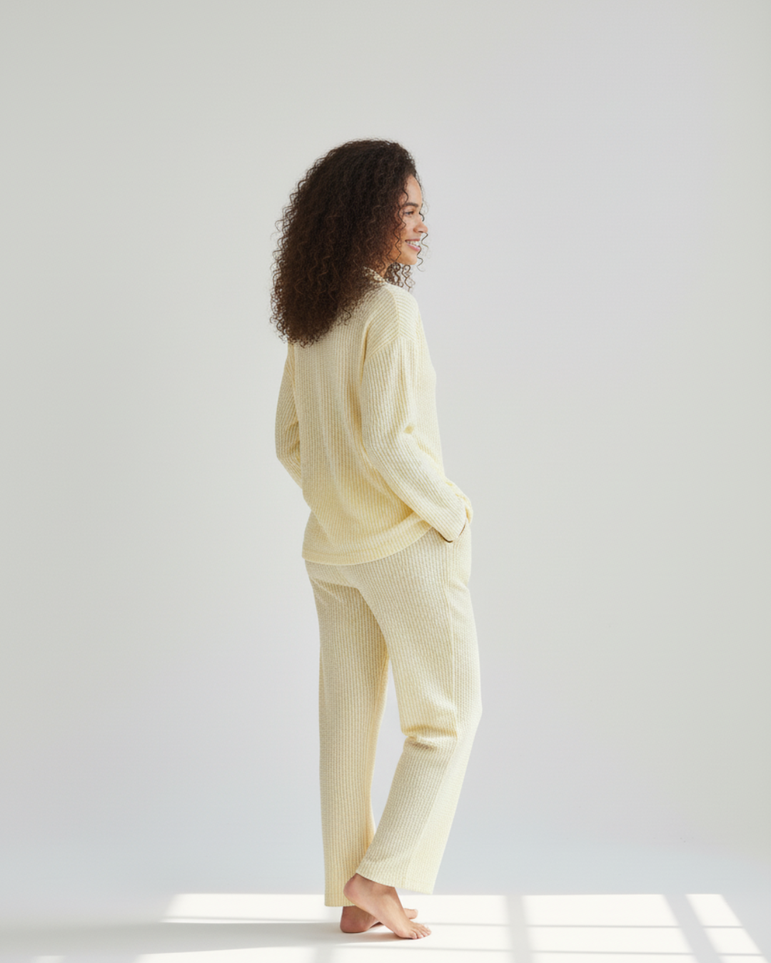 Geel gestreepte lange pyjamaset – overhemd met knoopjes en comfortabele broek
