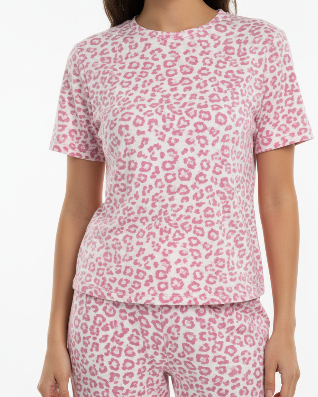 Damespyjamaset met luipaardprint – Top met korte mouwen en lange broek, verkrijgbaar in grijs of roze.