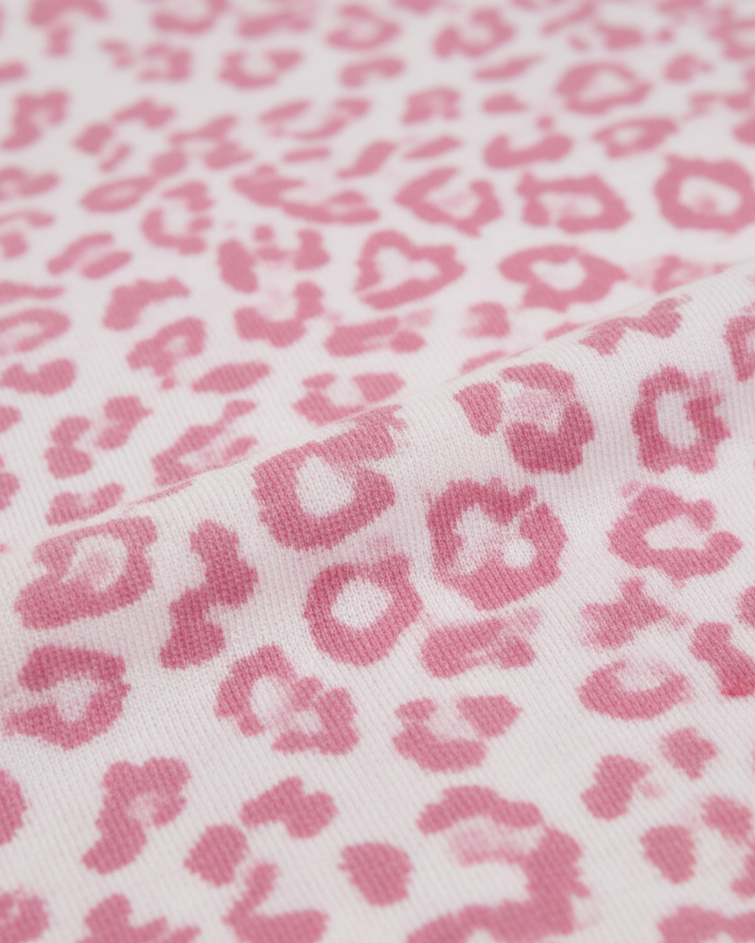 Damespyjamaset met luipaardprint – Top met korte mouwen en lange broek, verkrijgbaar in grijs of roze.