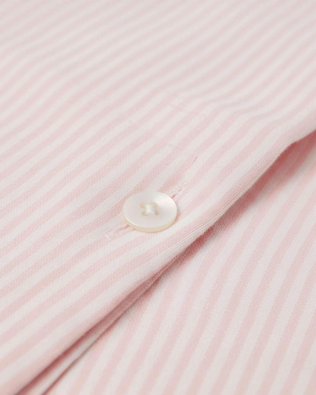 Roze gestreepte pyjamaset voor dames – top met korte mouwen en knoopsluiting en lange broek
