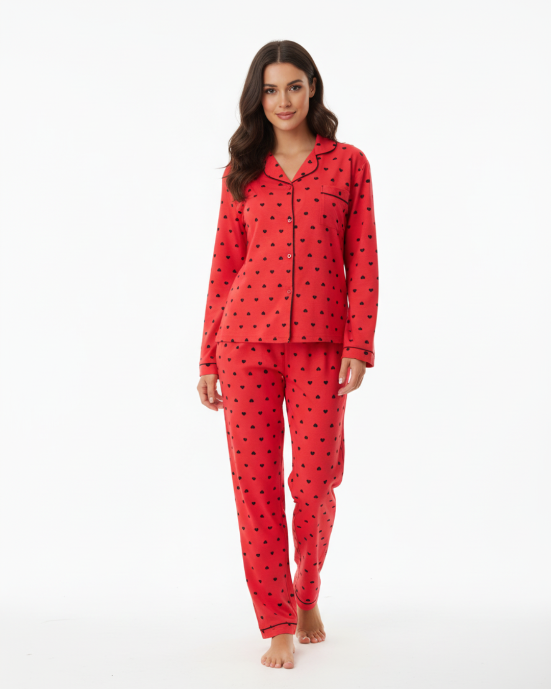 Damespyjamaset met rode hartjesprint – top met lange mouwen en knoopsluiting en broek