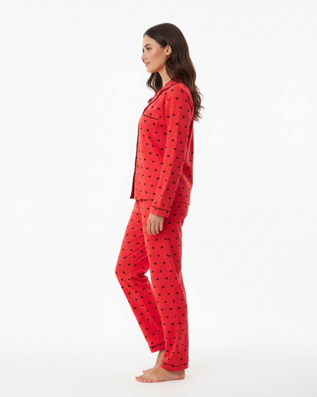 Damespyjamaset met rode hartjesprint – top met lange mouwen en knoopsluiting en broek