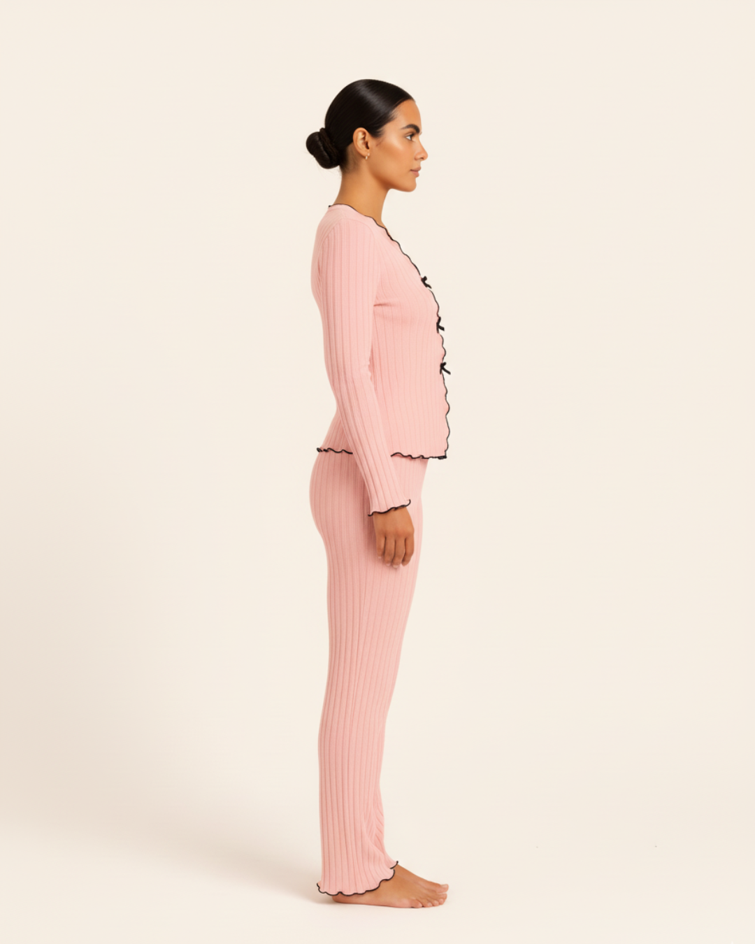 Damespyjama van katoen – top met lange mouwen en lange broek met bies.