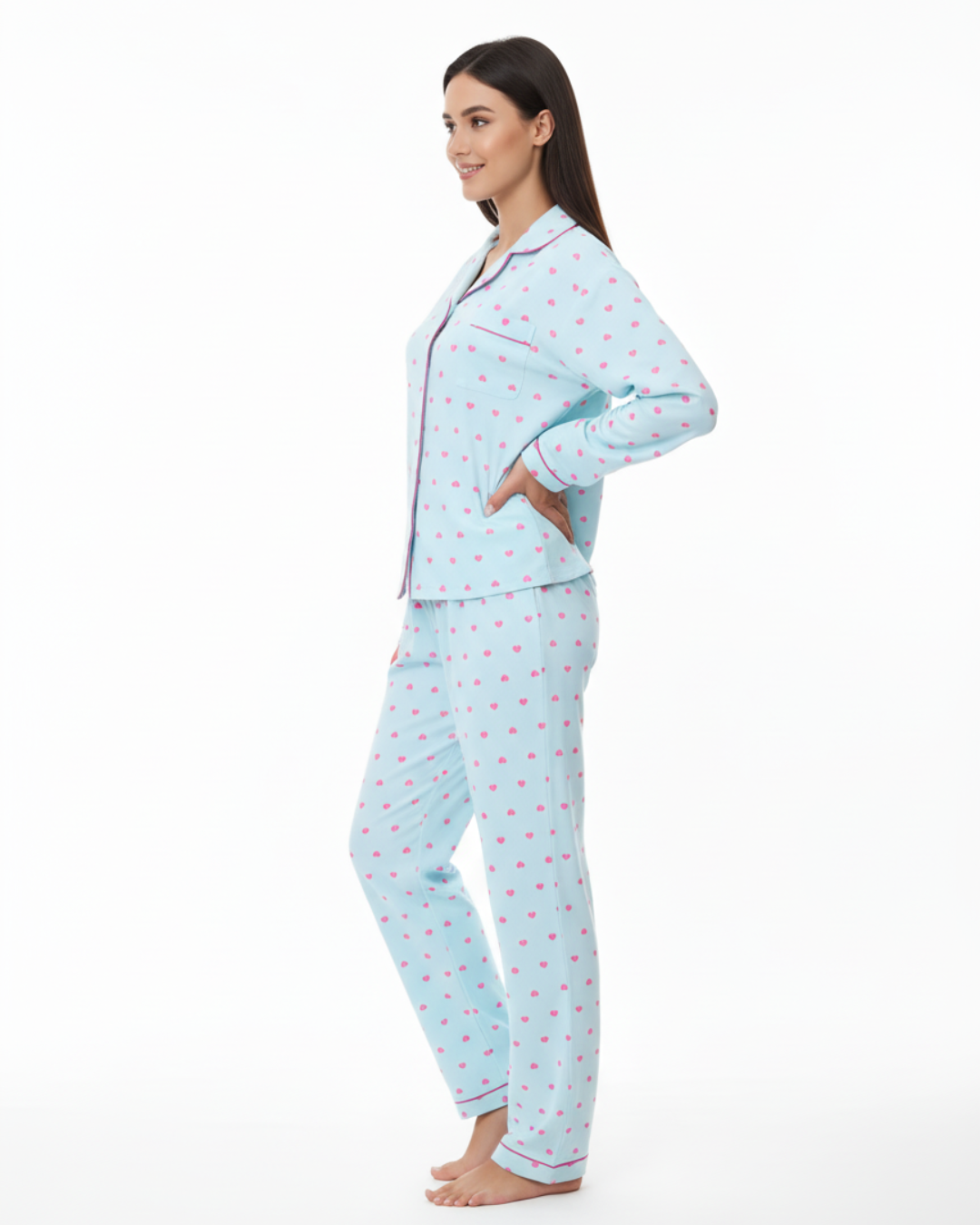 Damespyjamaset met blauwe hartjesprint – top met lange mouwen en knoopsluiting en broek