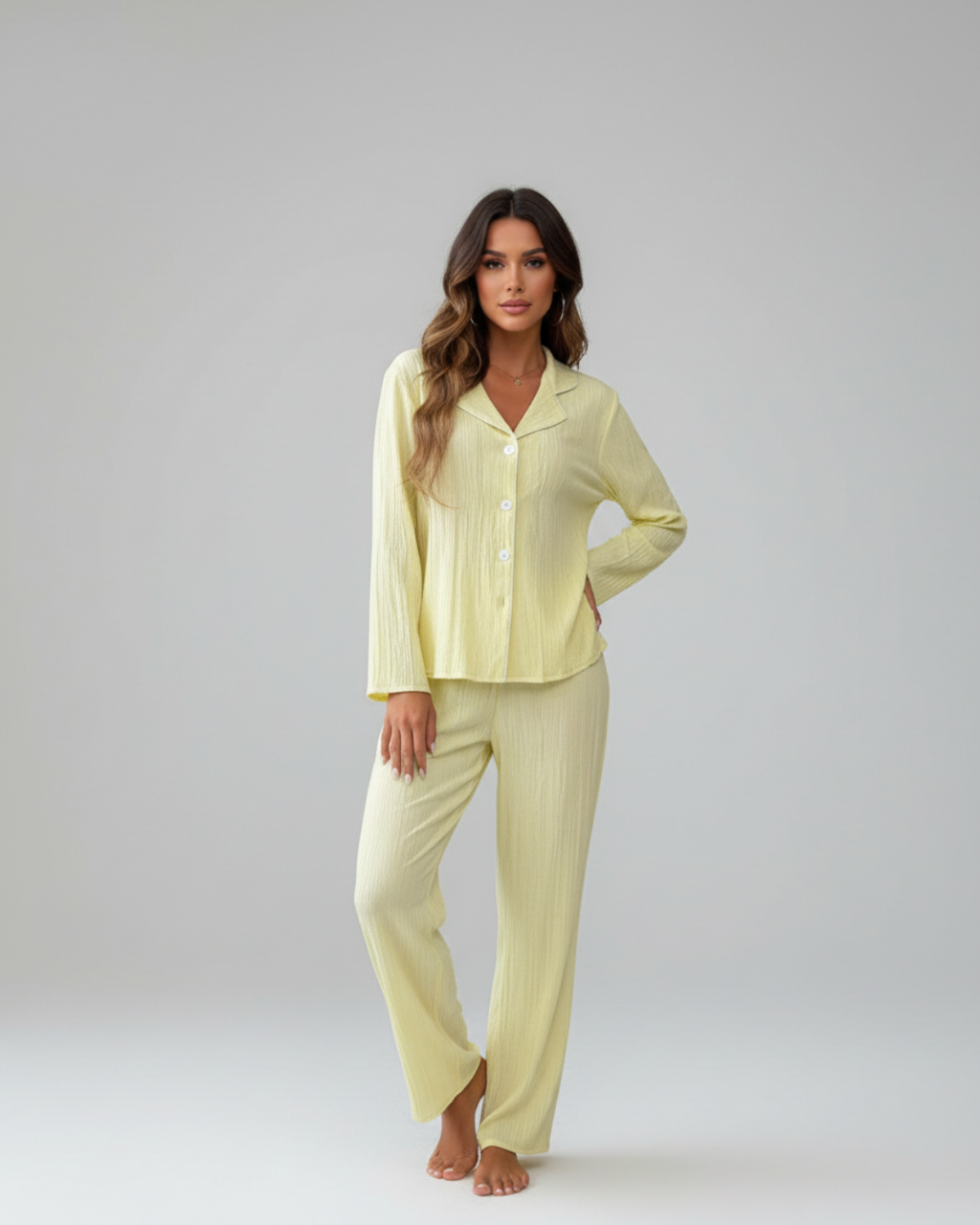 Zachtgele lange pyjamaset – overhemd met knoopjes en comfortabele broek