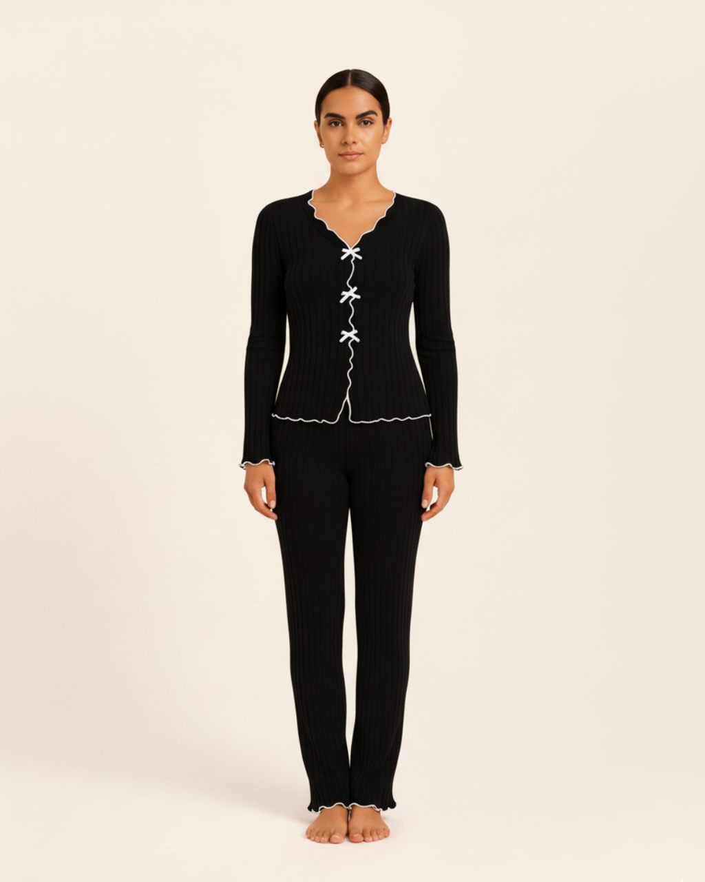 Damespyjama van katoen – top met lange mouwen en lange broek met bies.
