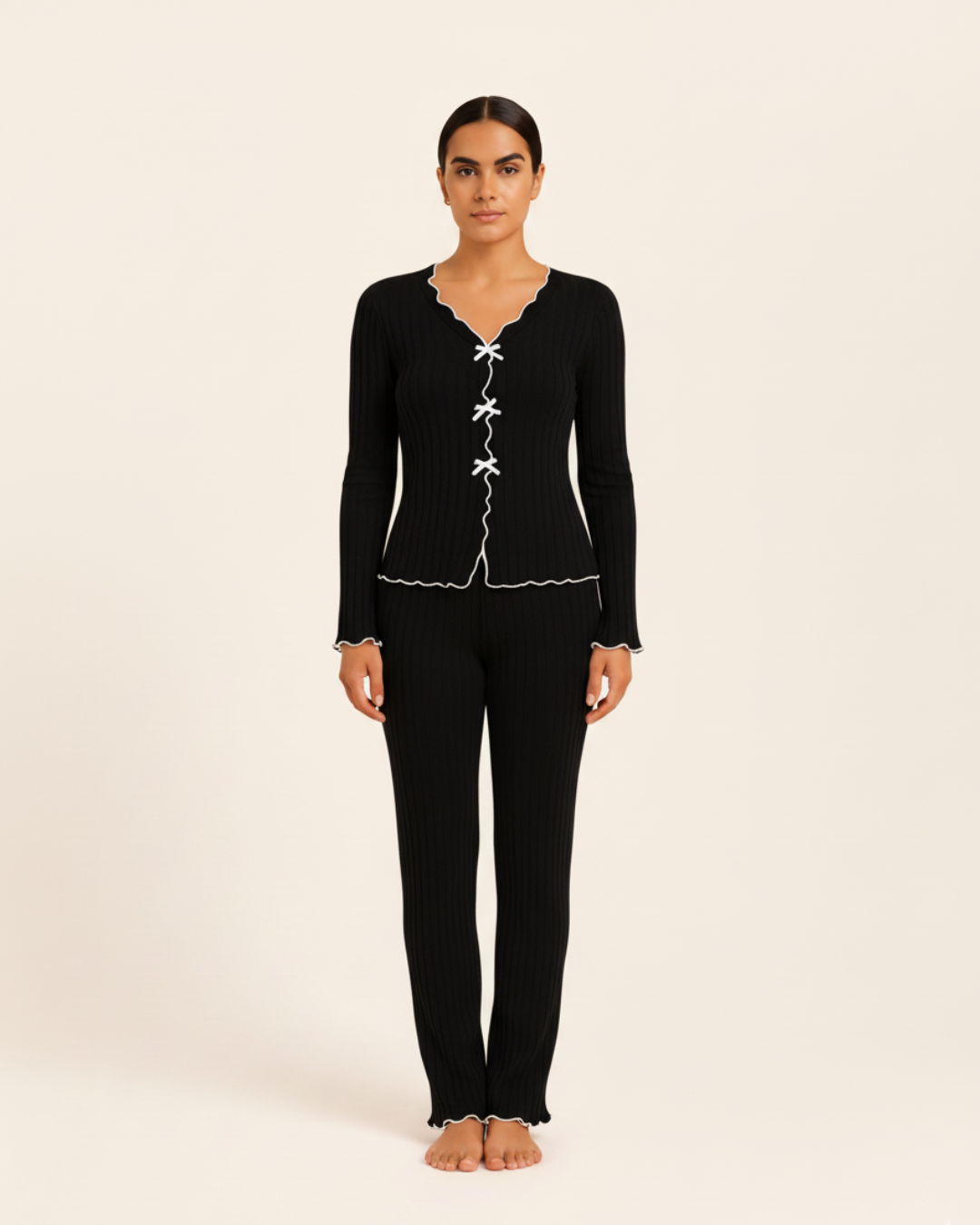 Damespyjama van katoen – top met lange mouwen en lange broek met bies.