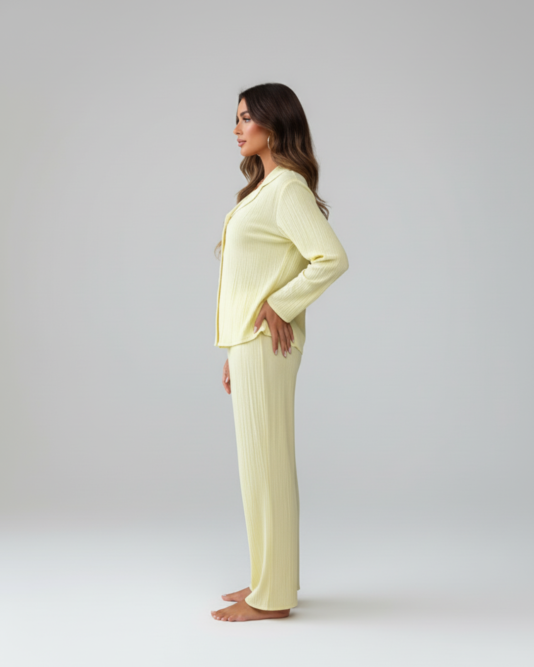 Zachtgele lange pyjamaset – overhemd met knoopjes en comfortabele broek