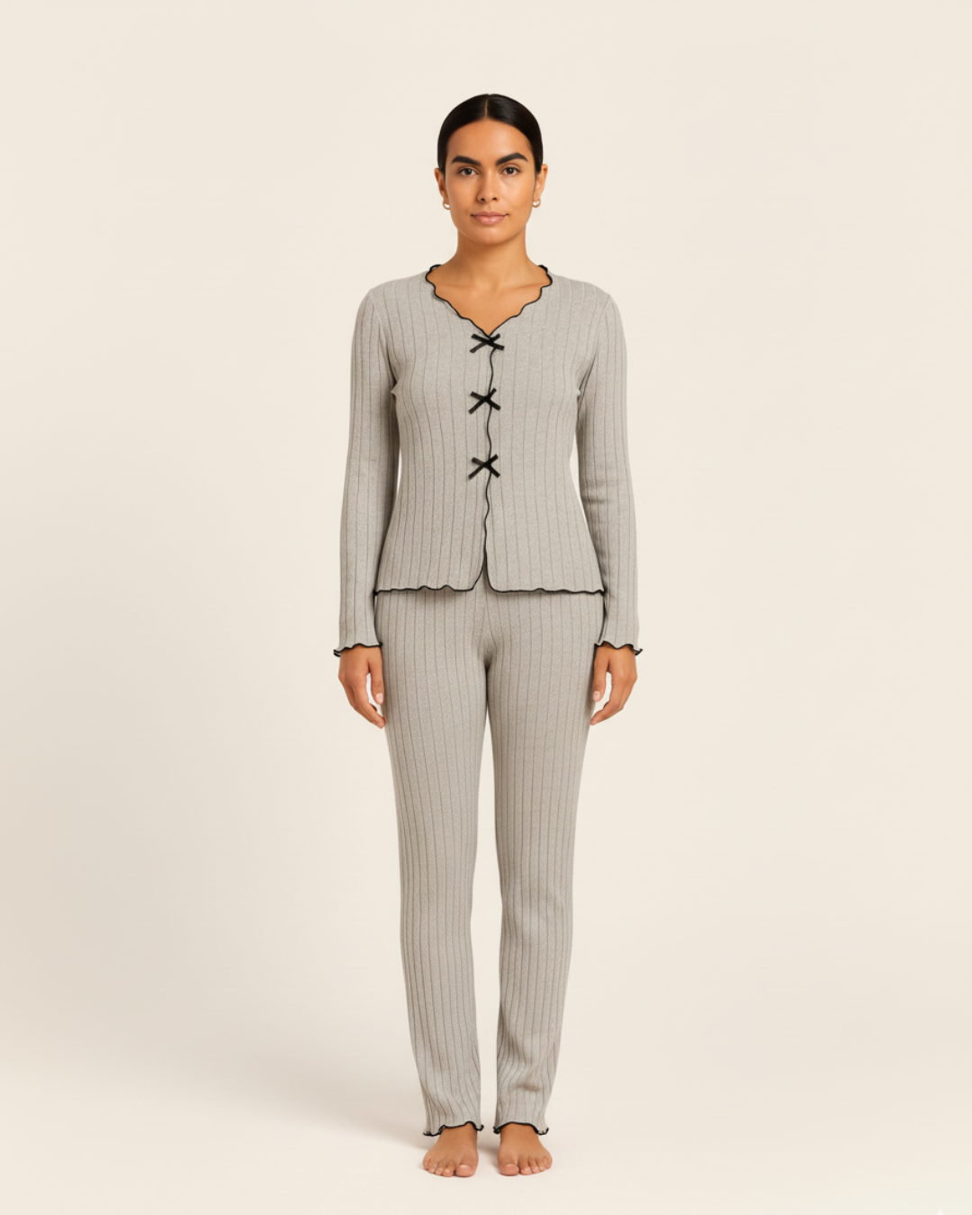 Damespyjama van katoen – top met lange mouwen en lange broek met bies.