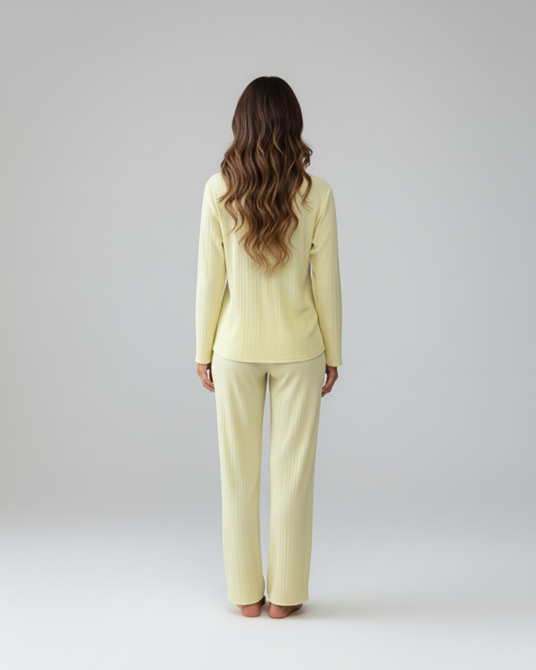 Zachtgele lange pyjamaset – overhemd met knoopjes en comfortabele broek