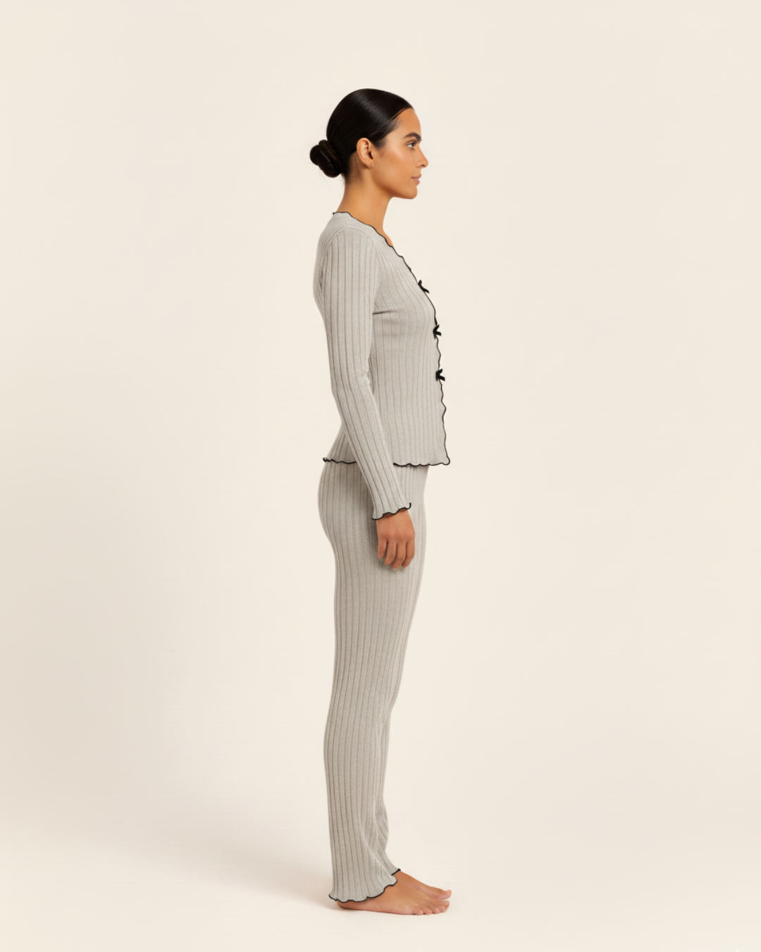 Damespyjama van katoen – top met lange mouwen en lange broek met bies.