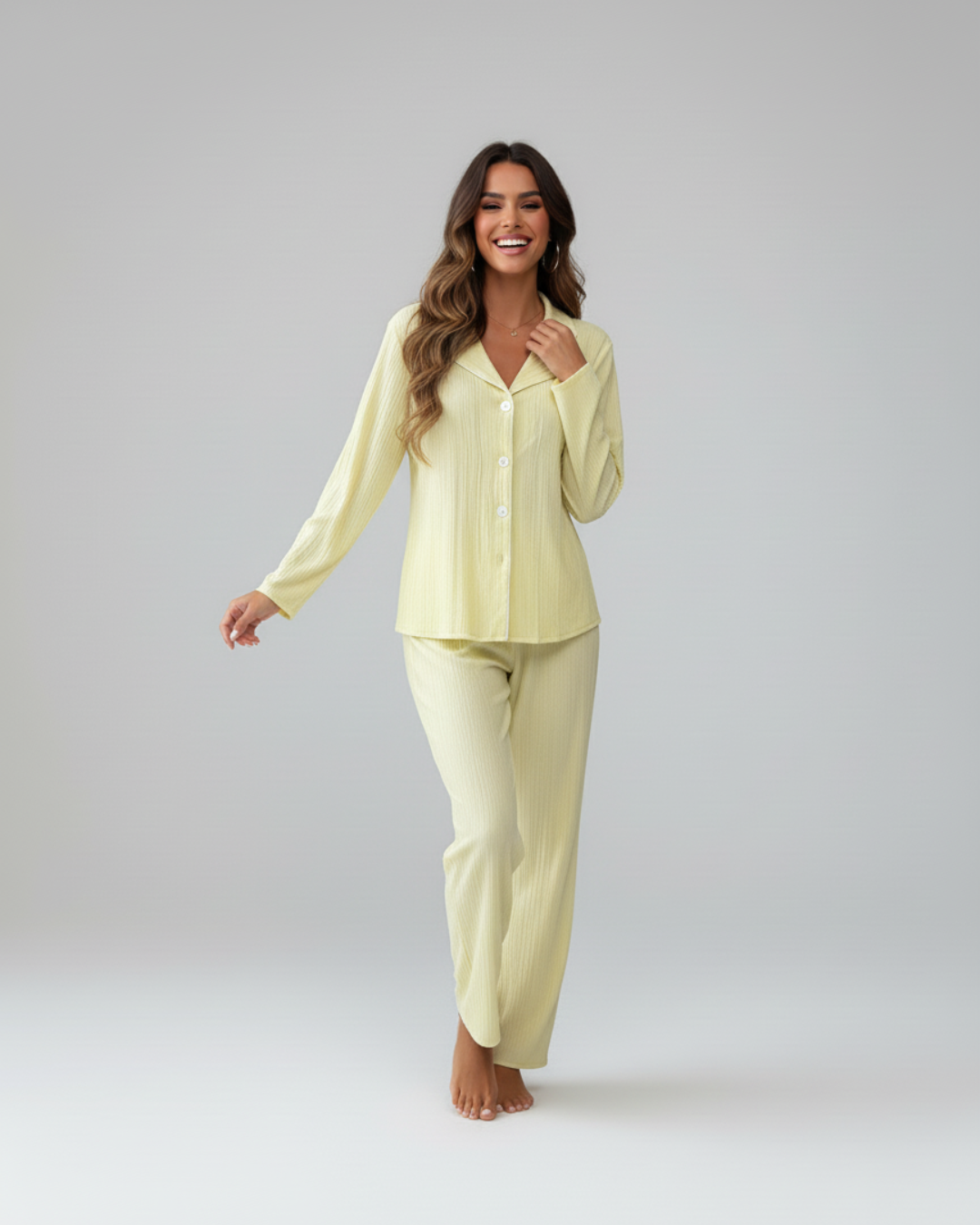 Zachtgele lange pyjamaset – overhemd met knoopjes en comfortabele broek