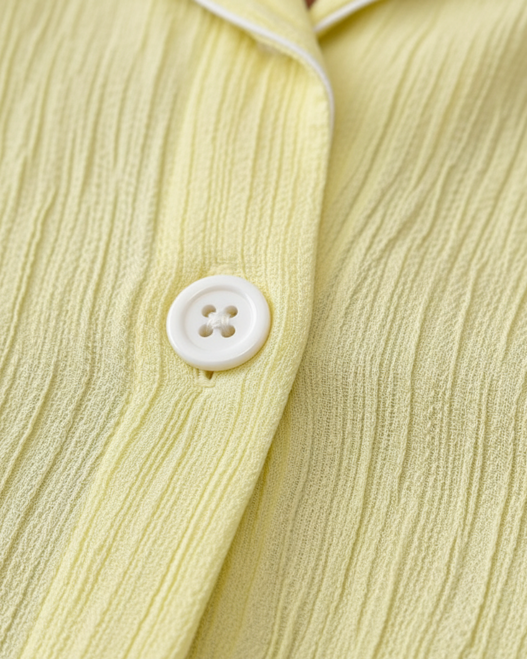 Zachtgele lange pyjamaset – overhemd met knoopjes en comfortabele broek