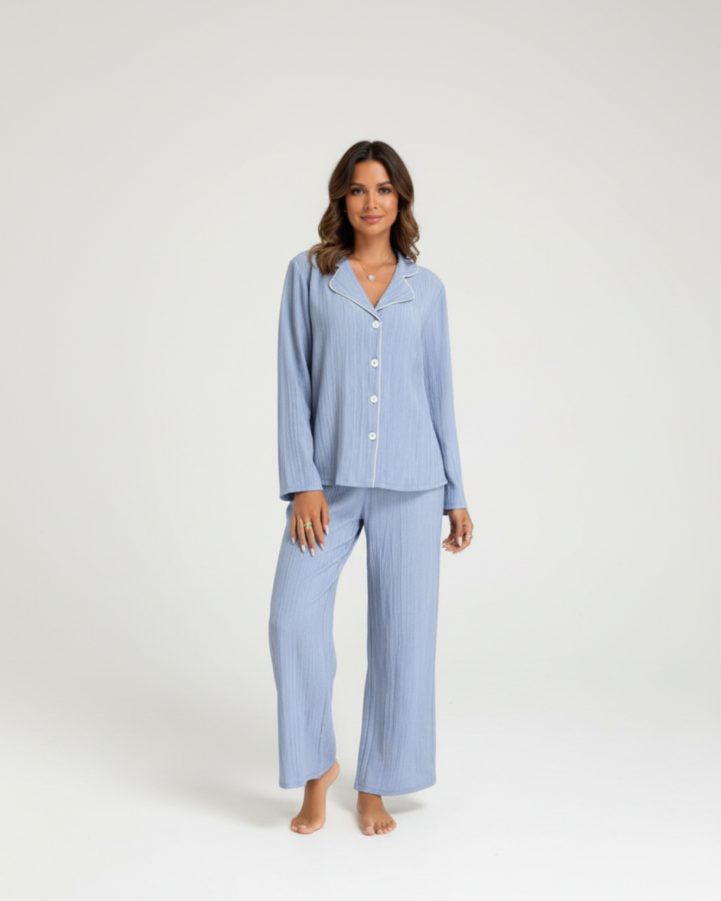 Zachtblauwe lange pyjamaset – Klassieke blouse met knoopjes en comfortabele broek