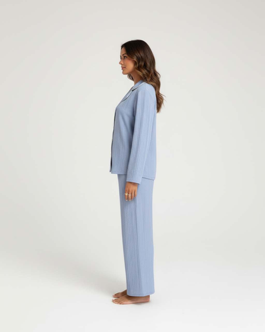 Zachtblauwe lange pyjamaset – Klassieke blouse met knoopjes en comfortabele broek