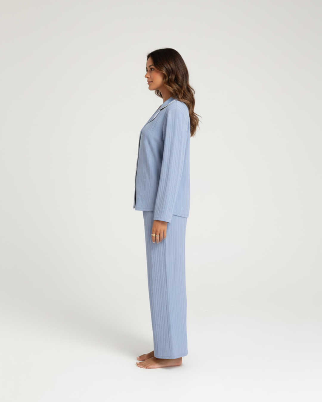 Zachtblauwe lange pyjamaset – Klassieke blouse met knoopjes en comfortabele broek