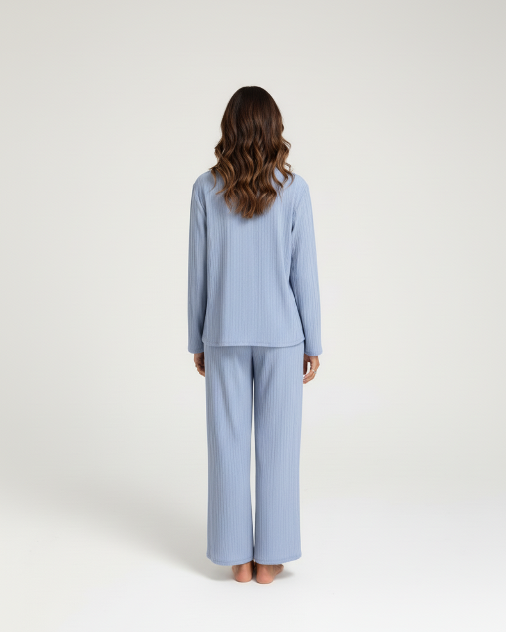 Zachtblauwe lange pyjamaset – Klassieke blouse met knoopjes en comfortabele broek