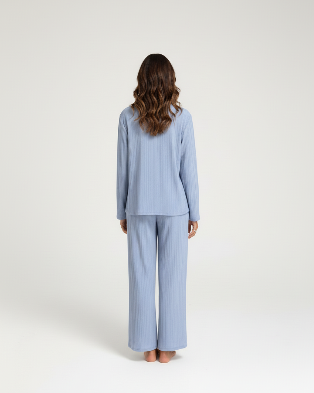 Zachtblauwe lange pyjamaset – Klassieke blouse met knoopjes en comfortabele broek