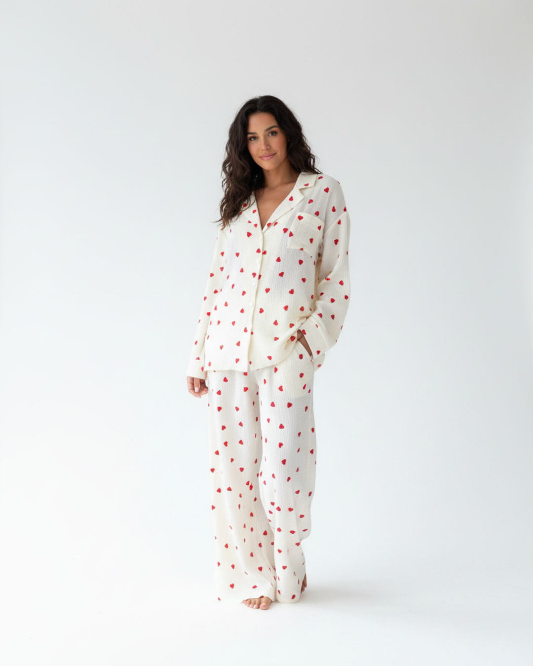 Damespyjamaset – Witte pyjama met rode hartjesprint, top met knoopjes en broek.