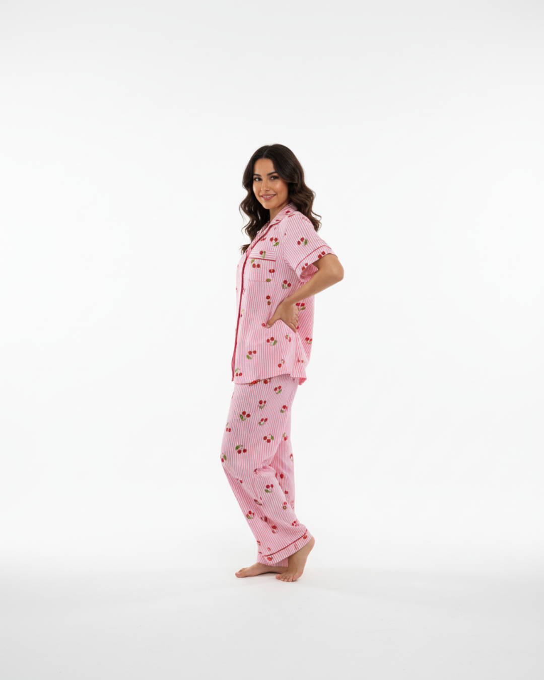 Pyjamaset voor dames van Sweet Cherry Dreams – Roze gestreepte katoenen nachtkleding