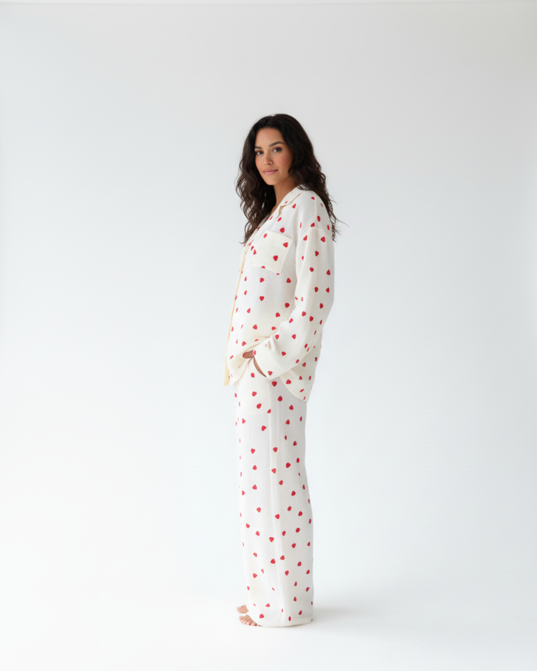Damespyjamaset – Witte pyjama met rode hartjesprint, top met knoopjes en broek.