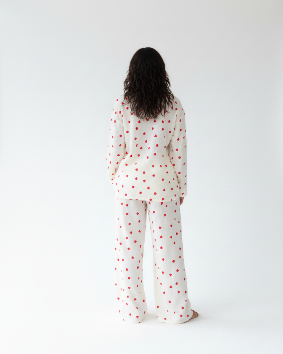 Damespyjamaset – Witte pyjama met rode hartjesprint, top met knoopjes en broek.