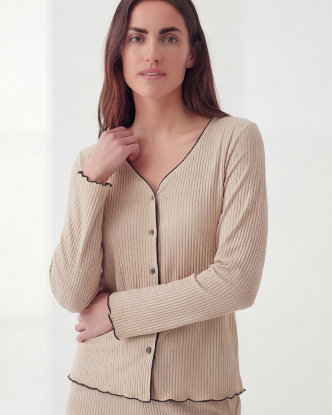Damespyjamaset met ribbels en knoopsluiting – comfortabele top met lange mouwen en broek