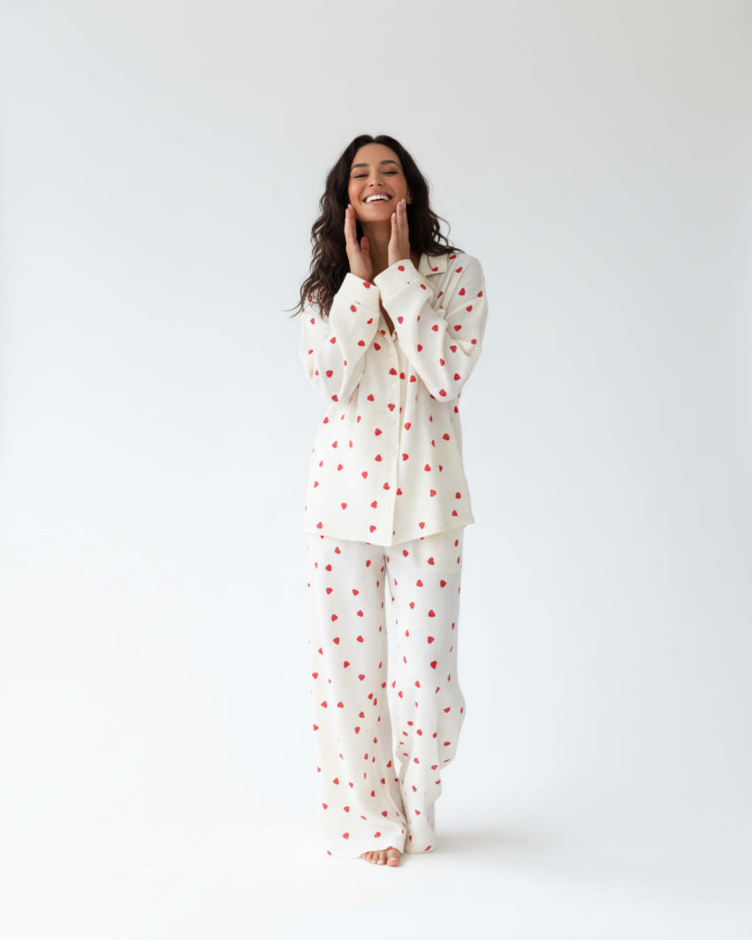Damespyjamaset – Witte pyjama met rode hartjesprint, top met knoopjes en broek.