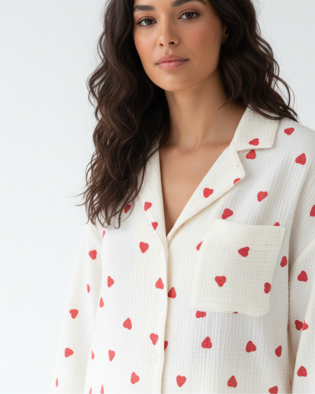 Damespyjamaset – Witte pyjama met rode hartjesprint, top met knoopjes en broek.