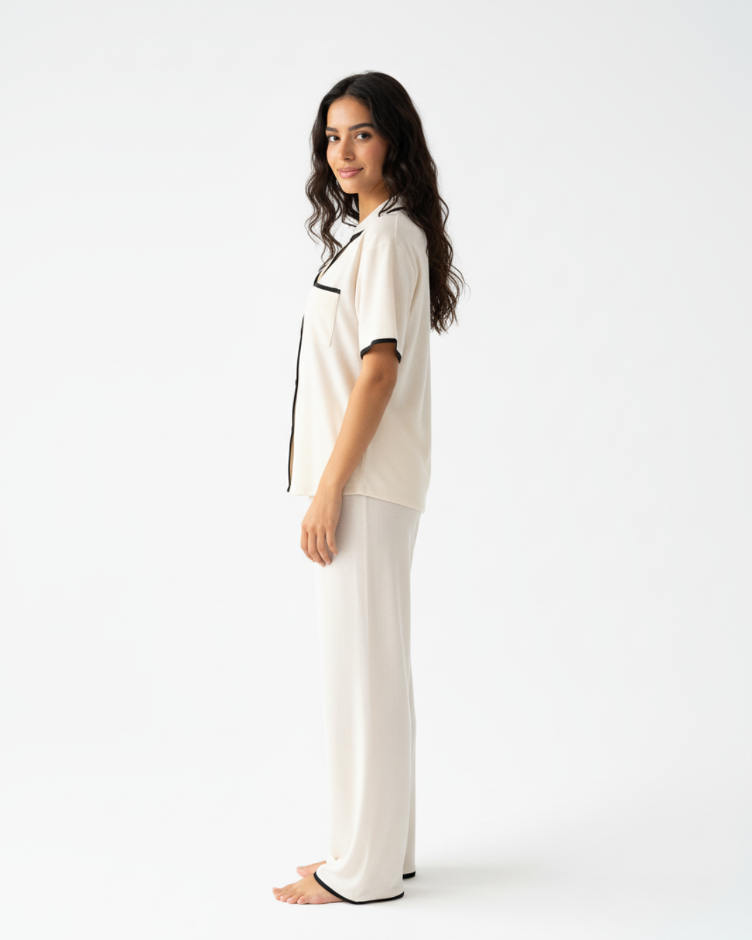 Zachte crèmekleurige pyjamaset – top met korte mouwen en lange broek