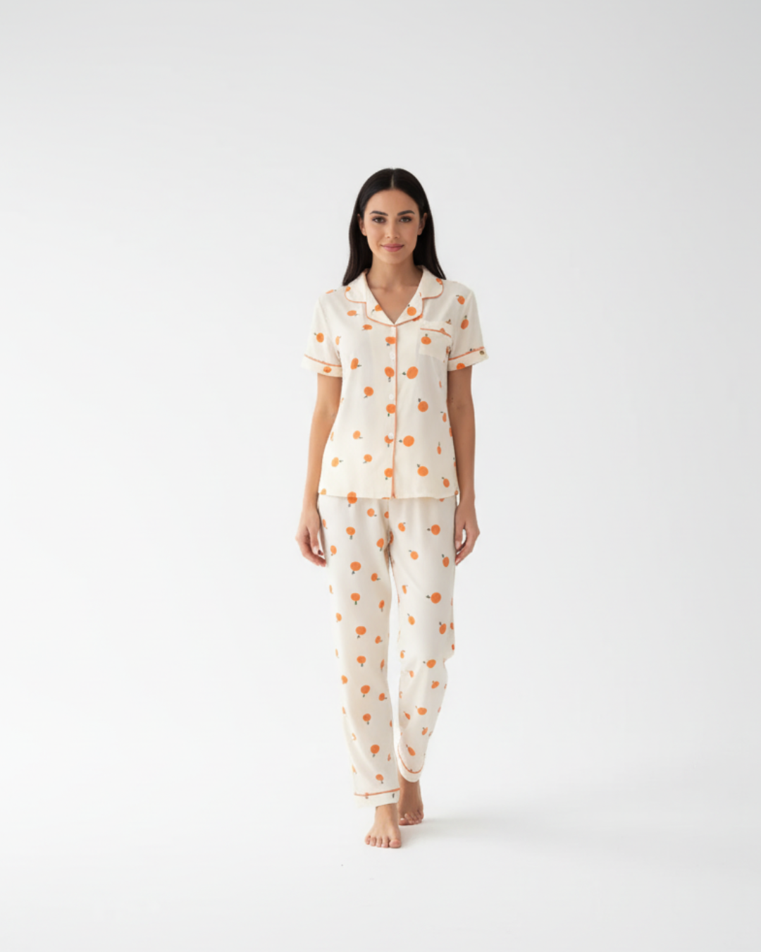 Crèmekleurige damespyjamaset met oranje print – top met korte mouwen en knoopsluiting en broek