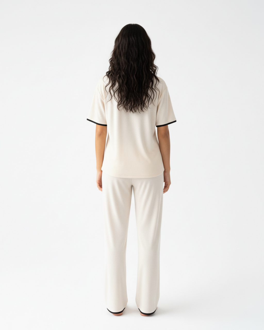 Zachte crèmekleurige pyjamaset – top met korte mouwen en lange broek