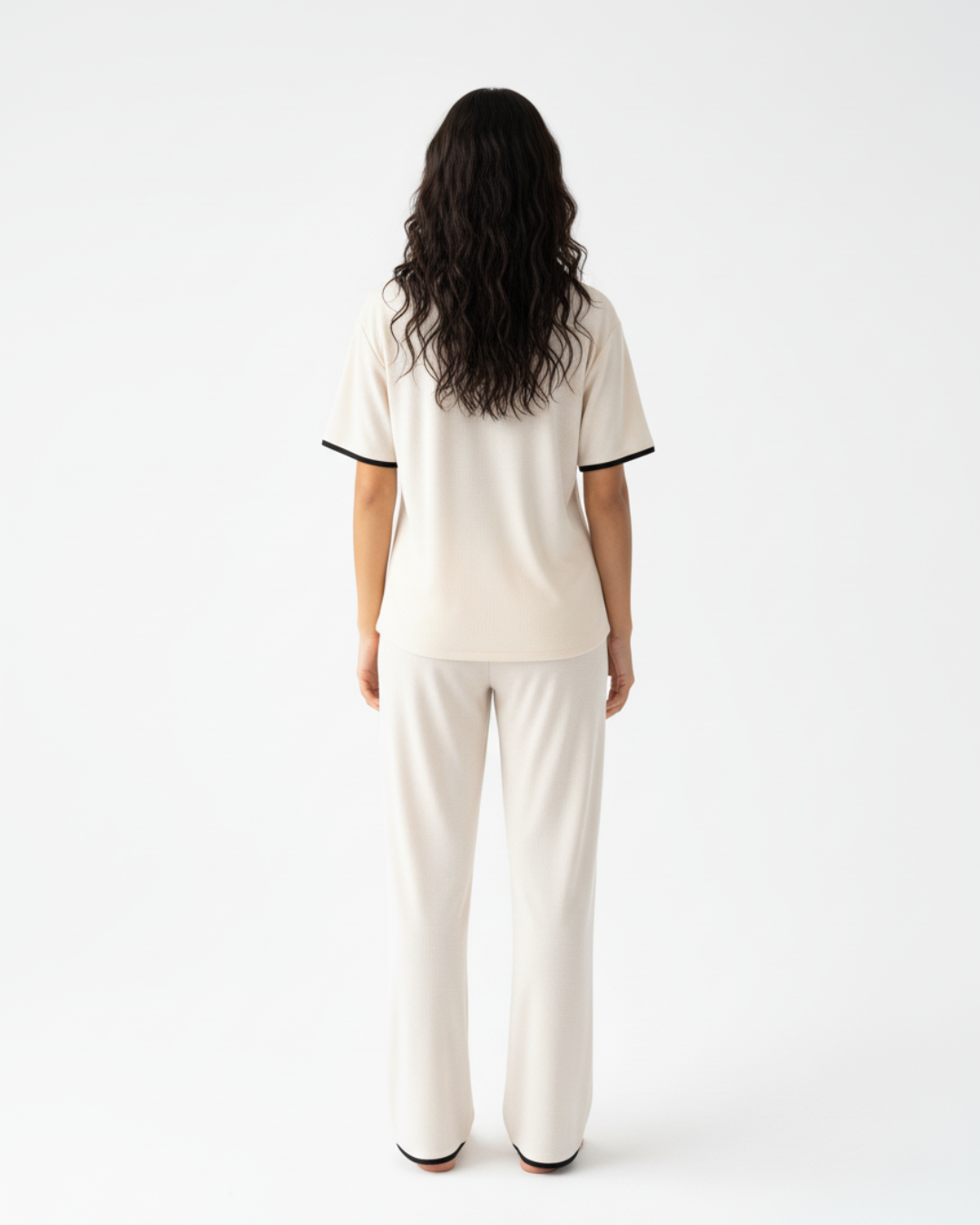 Zachte crèmekleurige pyjamaset – top met korte mouwen en lange broek