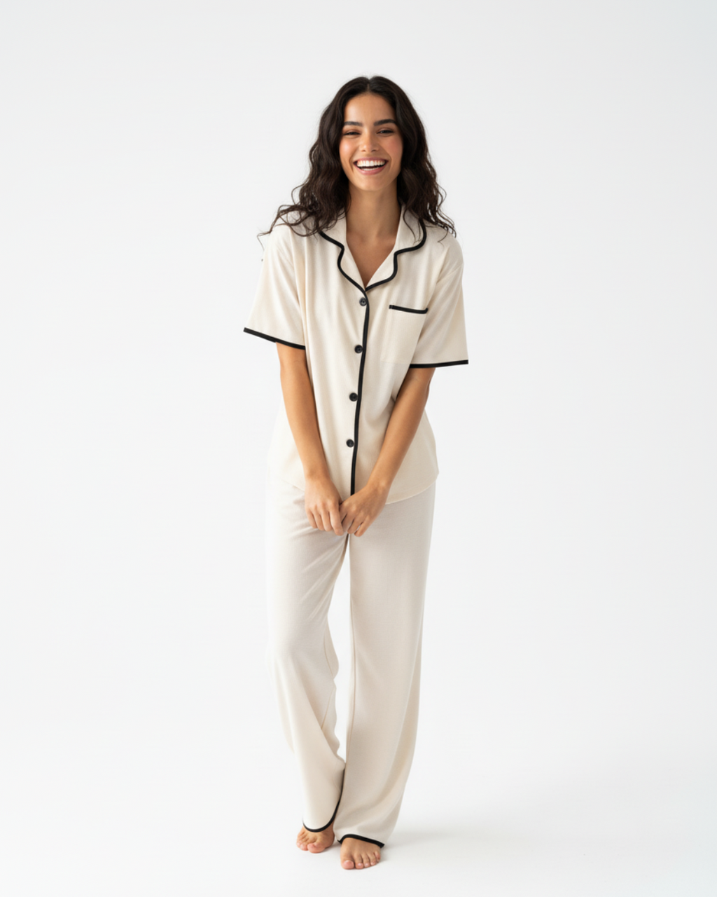 Zachte crèmekleurige pyjamaset – top met korte mouwen en lange broek