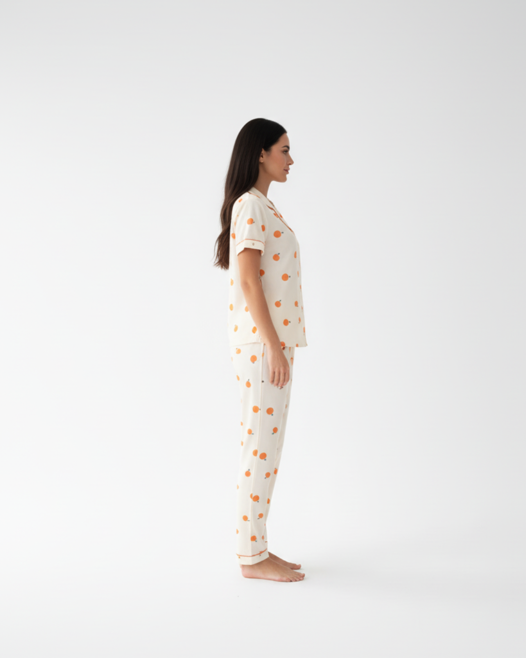 Crèmekleurige damespyjamaset met oranje print – top met korte mouwen en knoopsluiting en broek