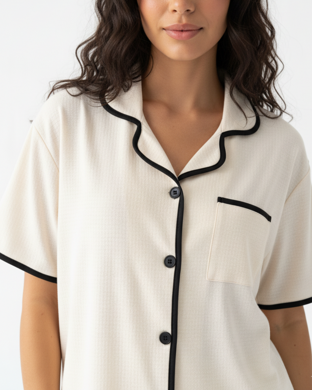 Zachte crèmekleurige pyjamaset – top met korte mouwen en lange broek