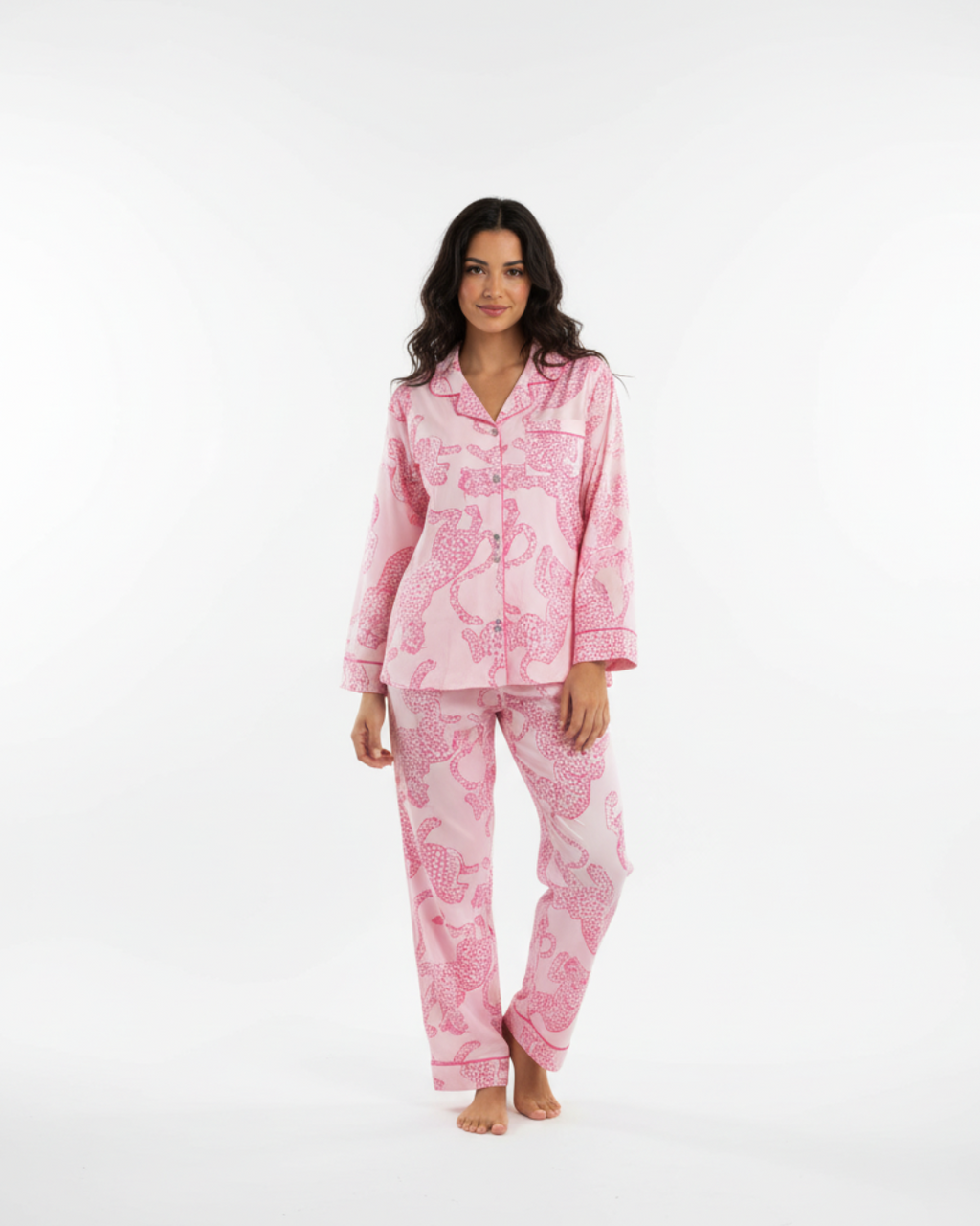 Roze pyjamaset voor dames met tijgerprint – top met lange mouwen en knoopsluiting en broek
