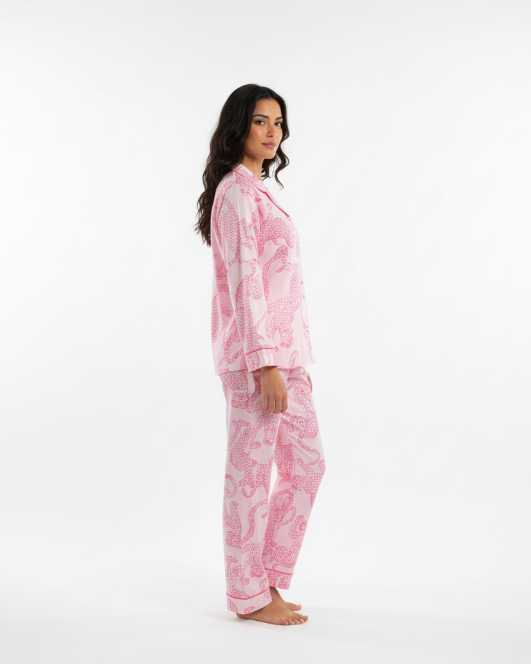 Roze pyjamaset voor dames met tijgerprint – top met lange mouwen en knoopsluiting en broek
