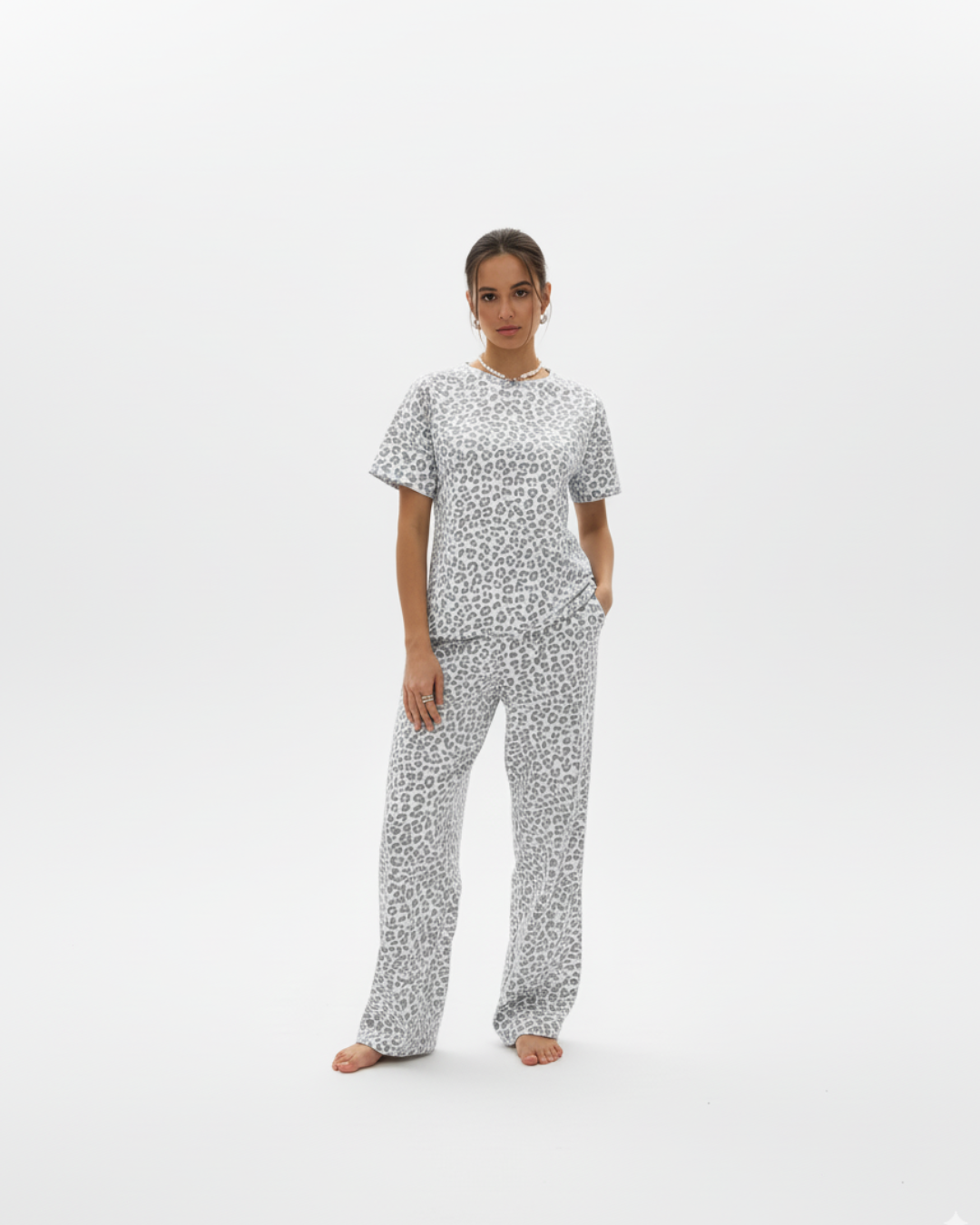 Damespyjamaset met luipaardprint – Top met korte mouwen en lange broek, verkrijgbaar in grijs of roze.