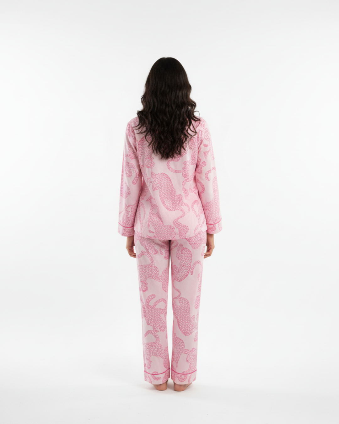 Roze pyjamaset voor dames met tijgerprint – top met lange mouwen en knoopsluiting en broek