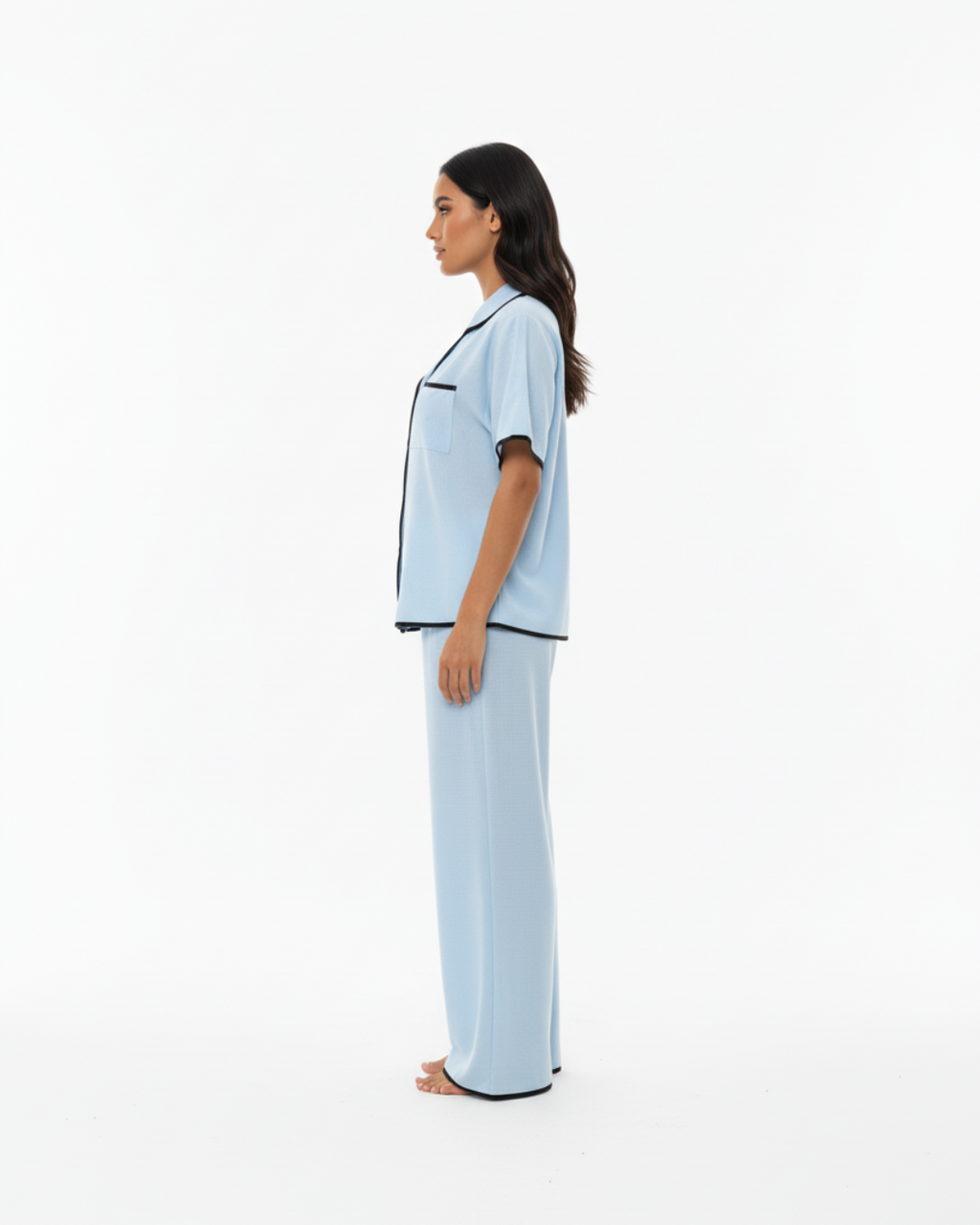 Hemelsblauwe zachte pyjamaset – top met korte mouwen en lange broek met zwarte bies