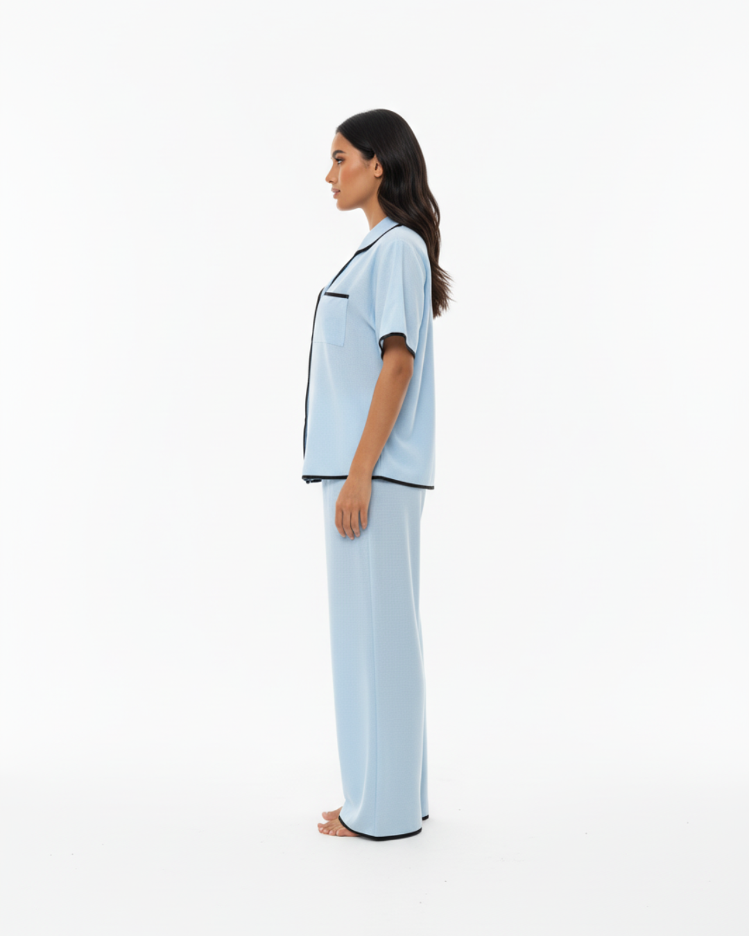 Hemelsblauwe zachte pyjamaset – top met korte mouwen en lange broek met zwarte bies