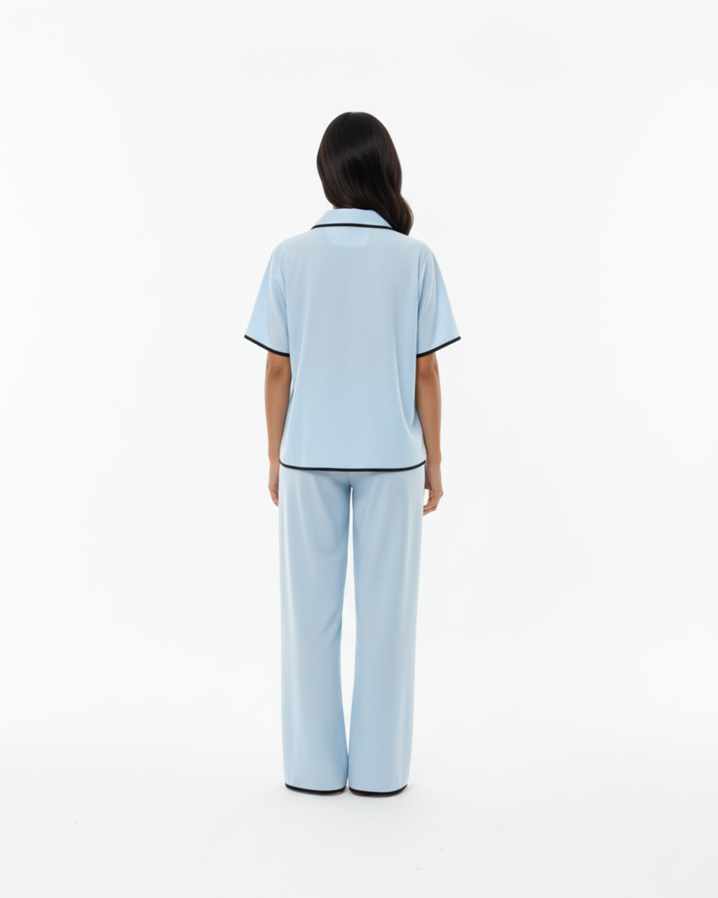 Hemelsblauwe zachte pyjamaset – top met korte mouwen en lange broek met zwarte bies