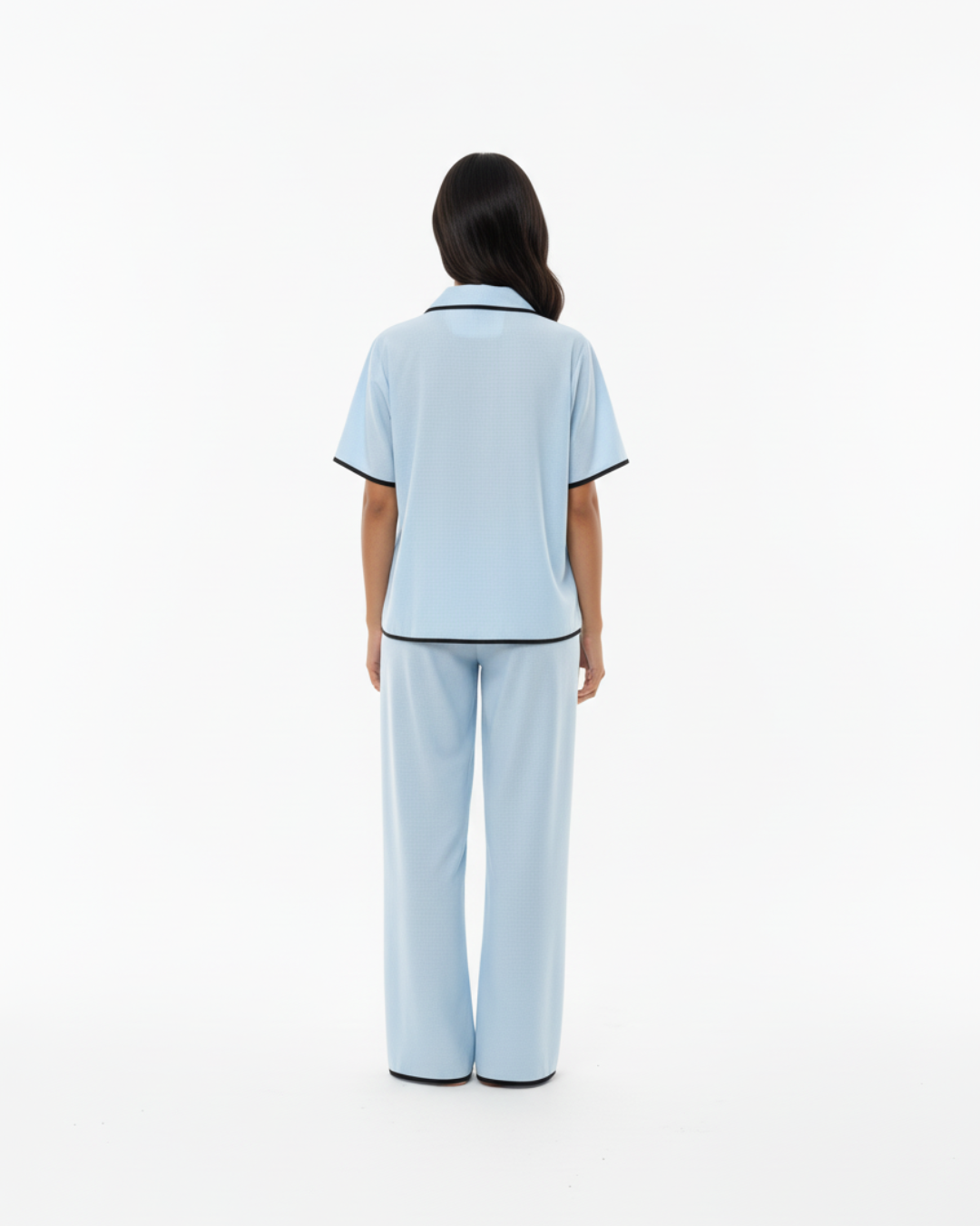 Hemelsblauwe zachte pyjamaset – top met korte mouwen en lange broek met zwarte bies
